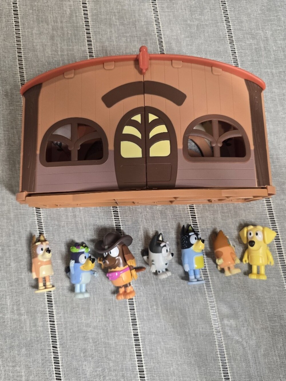 Bluey School Friends  Calypso's School Playset, 2.5-3" Posable Whit 7 Figures - Picture 13 of 13